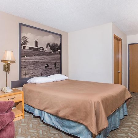 ซูเปอร์ 8 บาย วินด์แฮม มอนโร Hotel Monroe ภายนอก รูปภาพ