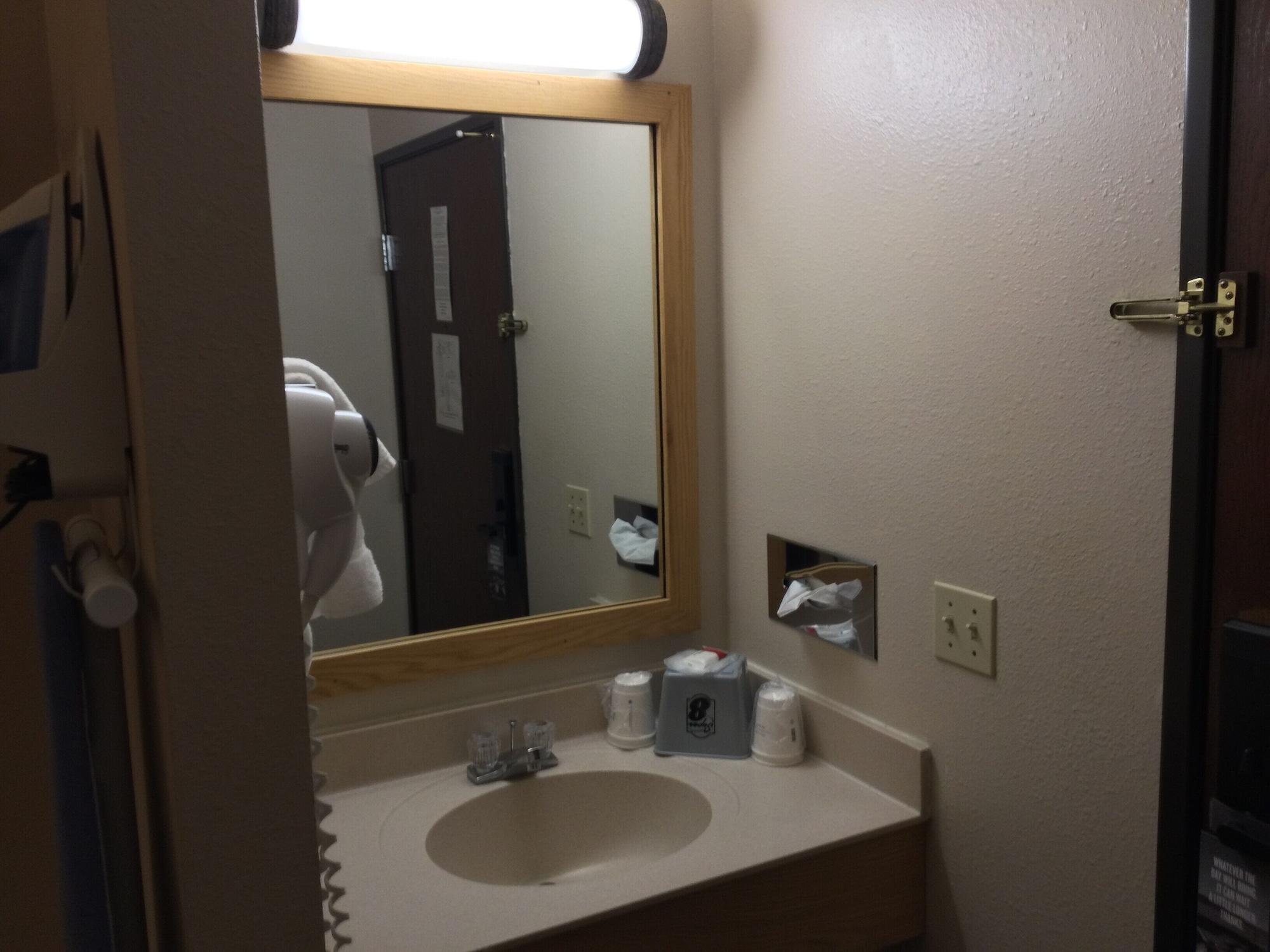 ซูเปอร์ 8 บาย วินด์แฮม มอนโร Hotel Monroe ภายนอก รูปภาพ