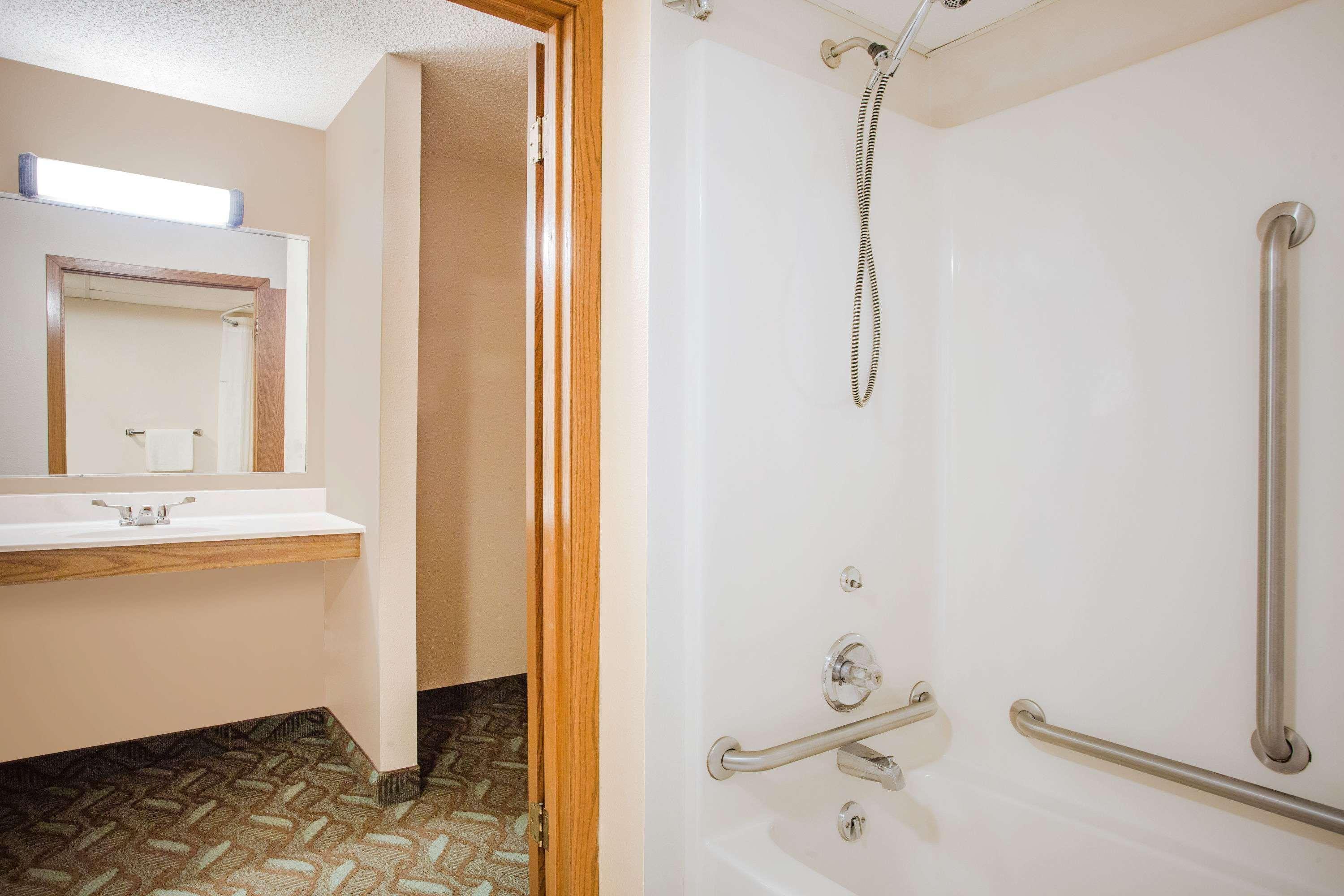 ซูเปอร์ 8 บาย วินด์แฮม มอนโร Hotel Monroe ภายนอก รูปภาพ