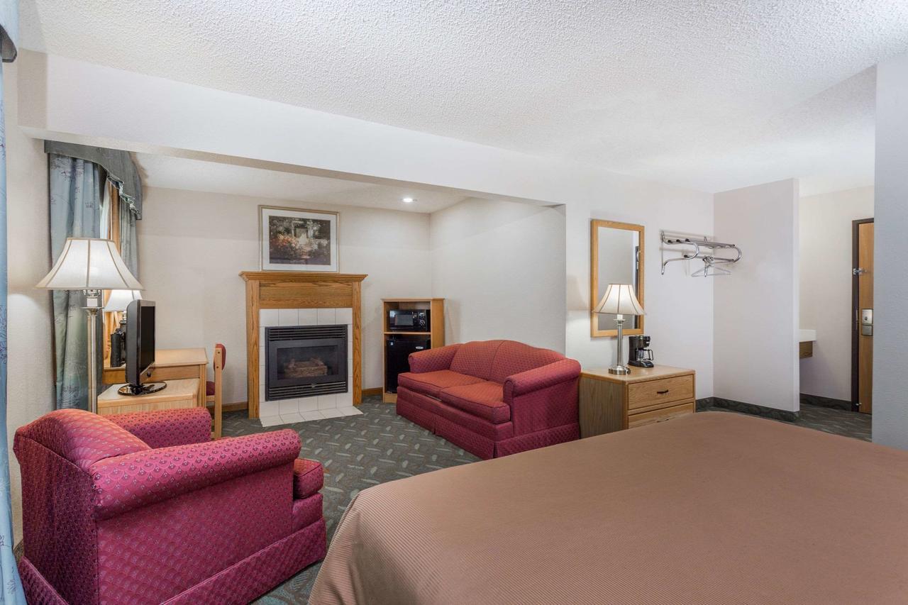 ซูเปอร์ 8 บาย วินด์แฮม มอนโร Hotel Monroe ภายนอก รูปภาพ